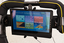 画像集#033のサムネイル/タブレットでのごろ寝プレイをサポートするクッション「goron」で,徹底的にごろごろしてみた