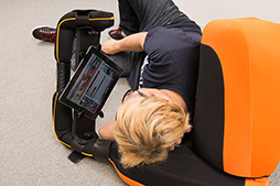 画像集#035のサムネイル/タブレットでのごろ寝プレイをサポートするクッション「goron」で,徹底的にごろごろしてみた