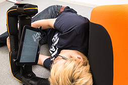 画像集#036のサムネイル/タブレットでのごろ寝プレイをサポートするクッション「goron」で,徹底的にごろごろしてみた