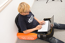 画像集#037のサムネイル/タブレットでのごろ寝プレイをサポートするクッション「goron」で,徹底的にごろごろしてみた