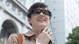 画像ギャラリー No.003のサムネイル画像 / ソニー,両目に映像を投影する眼鏡型の透過式HMDを開発者向けに3月発売