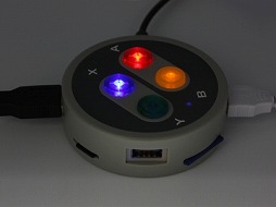 画像ギャラリー No.003のサムネイル画像 / スーファミ用ゲームパッドのボタン部を模した3ポートUSBハブとHDMIセレクター,小型ポーチが発売