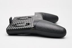 画像ギャラリー No.004のサムネイル画像 / スマートフォン横持ち用グリップと冷却ファン,バッテリーがセットになった「スマクール」を試す。意外とアリかも