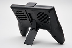 画像ギャラリー No.006のサムネイル画像 / スマートフォン横持ち用グリップと冷却ファン,バッテリーがセットになった「スマクール」を試す。意外とアリかも