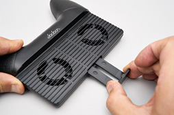 画像ギャラリー No.007のサムネイル画像 / スマートフォン横持ち用グリップと冷却ファン,バッテリーがセットになった「スマクール」を試す。意外とアリかも