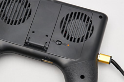 画像ギャラリー No.014のサムネイル画像 / スマートフォン横持ち用グリップと冷却ファン,バッテリーがセットになった「スマクール」を試す。意外とアリかも