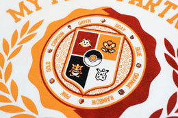 画像ギャラリー No.003のサムネイル画像 / 「THE KING OF GAMES」の新作はポケモンがモチーフの「ポケモンカレッジ/マイファーストパートナー」Tシャツ。ポケモンセンターでも発売