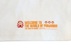 画像ギャラリー No.004のサムネイル画像 / 「THE KING OF GAMES」の新作はポケモンがモチーフの「ポケモンカレッジ/マイファーストパートナー」Tシャツ。ポケモンセンターでも発売