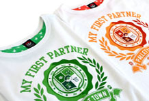 画像ギャラリー No.025のサムネイル画像 / 「THE KING OF GAMES」の新作はポケモンがモチーフの「ポケモンカレッジ/マイファーストパートナー」Tシャツ。ポケモンセンターでも発売