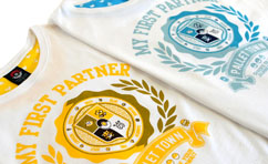 画像ギャラリー No.026のサムネイル画像 / 「THE KING OF GAMES」の新作はポケモンがモチーフの「ポケモンカレッジ/マイファーストパートナー」Tシャツ。ポケモンセンターでも発売