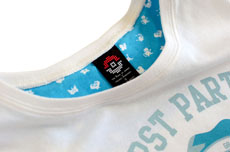 画像ギャラリー No.032のサムネイル画像 / 「THE KING OF GAMES」の新作はポケモンがモチーフの「ポケモンカレッジ/マイファーストパートナー」Tシャツ。ポケモンセンターでも発売