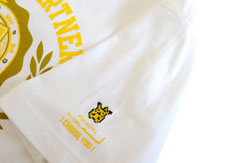 画像ギャラリー No.041のサムネイル画像 / 「THE KING OF GAMES」の新作はポケモンがモチーフの「ポケモンカレッジ/マイファーストパートナー」Tシャツ。ポケモンセンターでも発売