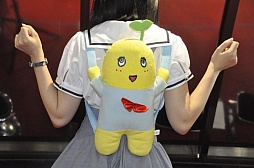 画像ギャラリー No.002のサムネイル画像 / 話題のゆるキャラ(?)「ふなっしー」がタイトーステーションに来店。自身のプライズ景品を紹介したイベントの模様をレポート