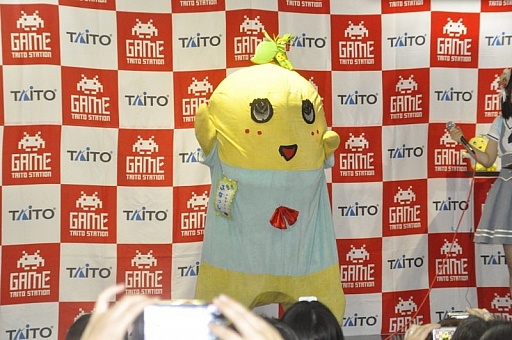 画像ギャラリー No.005のサムネイル画像 / 話題のゆるキャラ(?)「ふなっしー」がタイトーステーションに来店。自身のプライズ景品を紹介したイベントの模様をレポート