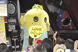 画像ギャラリー No.006のサムネイル画像 / 話題のゆるキャラ(?)「ふなっしー」がタイトーステーションに来店。自身のプライズ景品を紹介したイベントの模様をレポート