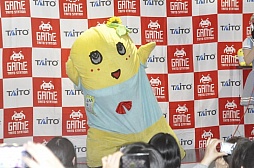 画像ギャラリー No.008のサムネイル画像 / 話題のゆるキャラ(?)「ふなっしー」がタイトーステーションに来店。自身のプライズ景品を紹介したイベントの模様をレポート