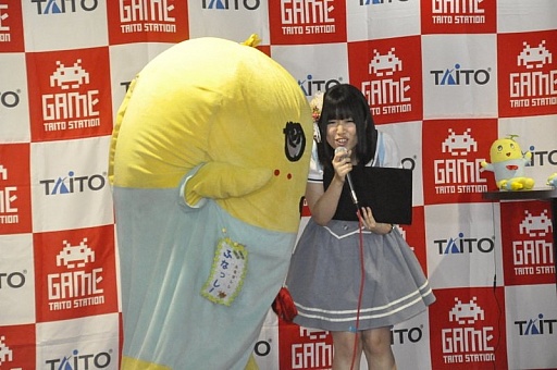 画像ギャラリー No.011のサムネイル画像 / 話題のゆるキャラ(?)「ふなっしー」がタイトーステーションに来店。自身のプライズ景品を紹介したイベントの模様をレポート