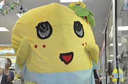 画像ギャラリー No.024のサムネイル画像 / 話題のゆるキャラ(?)「ふなっしー」がタイトーステーションに来店。自身のプライズ景品を紹介したイベントの模様をレポート