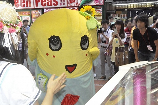 画像ギャラリー No.026のサムネイル画像 / 話題のゆるキャラ(?)「ふなっしー」がタイトーステーションに来店。自身のプライズ景品を紹介したイベントの模様をレポート