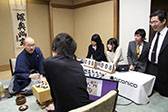 画像ギャラリー No.006のサムネイル画像 / 「第1回囲碁電王戦」,1日目は棋士側が全勝を達成。2日目は2月16日開催
