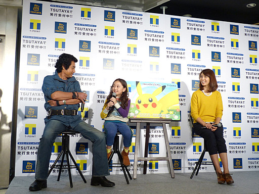 画像集#005のサムネイル/社会貢献型Tカード「ポケモンデザインのTカード」PRイベントが開催。藤岡 弘、さん,加藤夏希さん,谷 花音さん,そしてピカチュウがカードをアピール