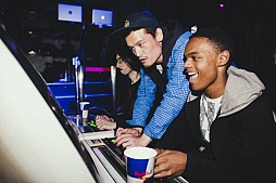 画像集#004のサムネイル/“ゲーム音楽”をテーマに,ミュージシャン,クリエイター,そしてオーディエンスが一体に。「RBMA PRESENTS 1UP: CART DIGGERS LIVE」をレポート