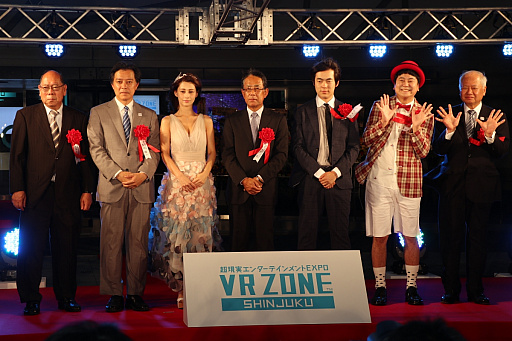 画像ギャラリー No.008のサムネイル画像 / 国内最大級のVR施設「VR ZONE SHINJUKU」がオープン。ダレノガレ明美さんとウーマンラッシュアワーが興奮を語ったセレモニーをレポート