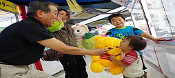 画像ギャラリー No.001のサムネイル画像 / 老人ホームなどを対象とした「出張クレーンゲーム教室」が敬老の日に開催