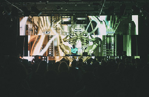 画像ギャラリー No.005のサムネイル画像 / LIQUIDROOMが「ベア・ナックル」や「LSD」のサウンドで包まれた。レッドブルのゲーム音楽イベント「DIGGIN' IN THE CARTS」をレポート