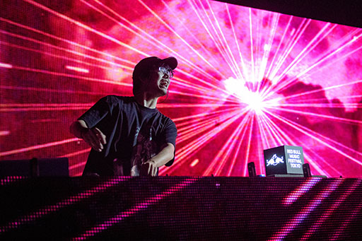 画像ギャラリー No.008のサムネイル画像 / LIQUIDROOMが「ベア・ナックル」や「LSD」のサウンドで包まれた。レッドブルのゲーム音楽イベント「DIGGIN' IN THE CARTS」をレポート