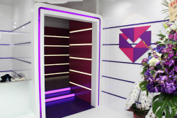 画像ギャラリー No.002のサムネイル画像 / VRやARゲームを体験しながら,食事も楽しめる「VREX 渋谷宮益坂店」が本日オープン。記念イベントでは叶 美香さんがVRを体験