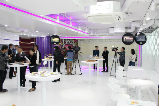 画像ギャラリー No.004のサムネイル画像 / VRやARゲームを体験しながら,食事も楽しめる「VREX 渋谷宮益坂店」が本日オープン。記念イベントでは叶 美香さんがVRを体験