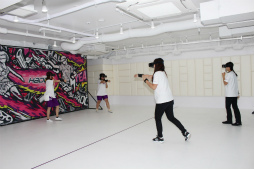 画像ギャラリー No.021のサムネイル画像 / VRやARゲームを体験しながら,食事も楽しめる「VREX 渋谷宮益坂店」が本日オープン。記念イベントでは叶 美香さんがVRを体験