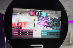 画像ギャラリー No.022のサムネイル画像 / VRやARゲームを体験しながら,食事も楽しめる「VREX 渋谷宮益坂店」が本日オープン。記念イベントでは叶 美香さんがVRを体験