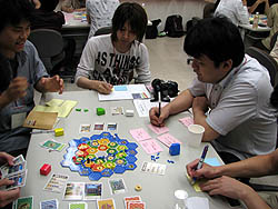 画像集#010のサムネイル/デジタルゲーム開発者を対象に，ボードゲームのデザインを考えるワークショップ開催。講師は“あの”鈴木銀一郎氏