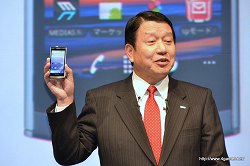 画像ギャラリー No.002のサムネイル画像 / Android 3.0搭載タブレット「Optimas Pad L-06C」は3月下旬発売予定。「Xperia arc SO-01C」「MEDIAS N-04C」も発表された「NTTドコモ 新モデル発表会 2011春」レポート