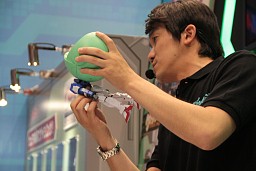 ���������꡼ No.024�Υ���ͥ������ / Ω�λ륢���Ȥ�iPhone����Υ饸����ʤɿ������ƥब¿����Ÿ�����������㥷�硼2011�ץ�ݡ���