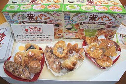 ���������꡼ No.032�Υ���ͥ������ / Ω�λ륢���Ȥ�iPhone����Υ饸����ʤɿ������ƥब¿����Ÿ�����������㥷�硼2011�ץ�ݡ���