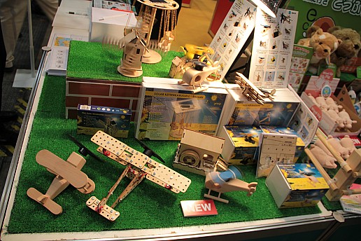 ���������꡼ No.059�Υ���ͥ������ / Ω�λ륢���Ȥ�iPhone����Υ饸����ʤɿ������ƥब¿����Ÿ�����������㥷�硼2011�ץ�ݡ���