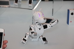 画像ギャラリー No.003のサムネイル画像 / 今年の流行はスマートフォンと犬? ハイテク玩具勢ぞろいで東京おもちゃショー2012開催