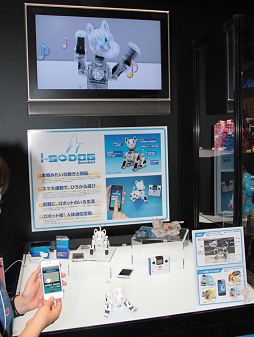 画像ギャラリー No.005のサムネイル画像 / 今年の流行はスマートフォンと犬? ハイテク玩具勢ぞろいで東京おもちゃショー2012開催