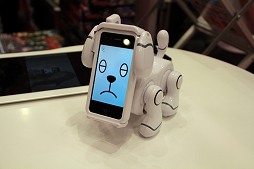 画像ギャラリー No.008のサムネイル画像 / 今年の流行はスマートフォンと犬? ハイテク玩具勢ぞろいで東京おもちゃショー2012開催