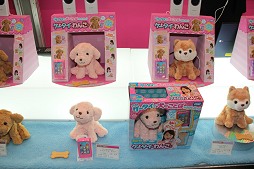 画像ギャラリー No.013のサムネイル画像 / 今年の流行はスマートフォンと犬? ハイテク玩具勢ぞろいで東京おもちゃショー2012開催