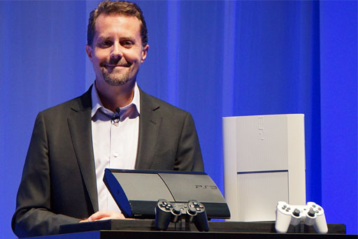 Sce デザイン一新で小型化した新型ps3を発表 10月4日発売