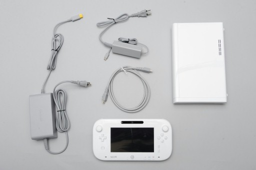 画像集#003のサムネイル/本日発売された「Wii U」をさっそく開けてみた。筐体とACアダプタは従来のWiiより一回り大きい