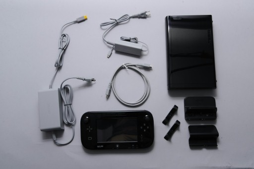 画像集#004のサムネイル/本日発売された「Wii U」をさっそく開けてみた。筐体とACアダプタは従来のWiiより一回り大きい