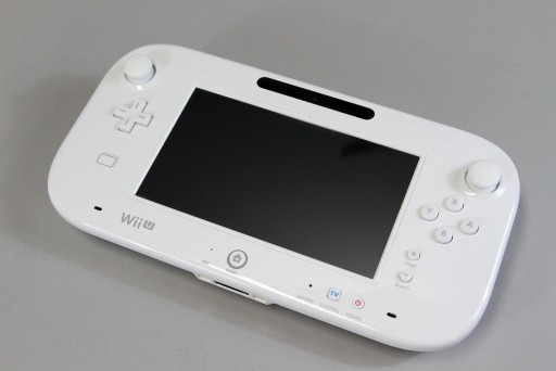 画像集#016のサムネイル/本日発売された「Wii U」をさっそく開けてみた。筐体とACアダプタは従来のWiiより一回り大きい