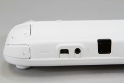 画像集#017のサムネイル/本日発売された「Wii U」をさっそく開けてみた。筐体とACアダプタは従来のWiiより一回り大きい