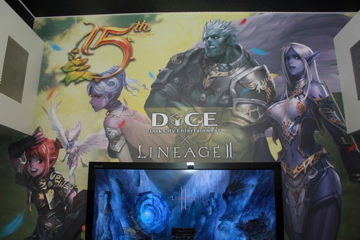 画像ギャラリー No.003のサムネイル画像 / 「リネージュ2×インターネットカフェ DiCEコラボ」内覧会の模様をお届け。DiCEで「リネ2」を遊んでアクリルフィギュアをもらおう!
