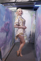 画像ギャラリー No.009のサムネイル画像 / 「リネージュ2 Evaパッケージ」のリリース記念イベントをレポート。エルフに扮したコスプレイヤーのソフィー・Sさんが来場者をお出迎え